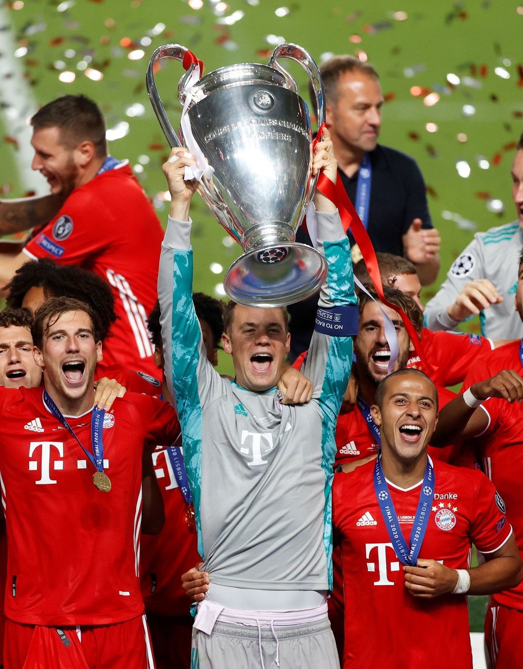 Fotbalisté Bayernu s trofejí pro vítěze Ligy mistrů