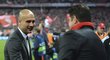 Trenér Bayernu Mnichov Pep Guardiola si podává ruku se svým protějškem z Benfiky Lisabon Ruiem Vítoriou