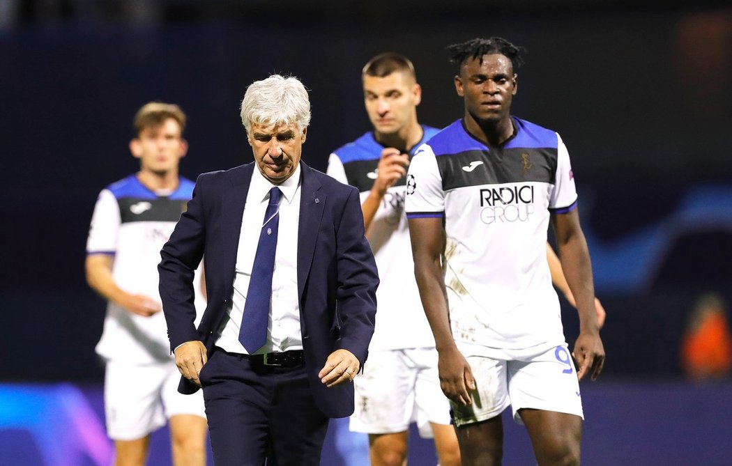 Hlavní trenér Atalanty Gian Piero Gasperini a jeho hráči opouští hřiště Dinama Záhřeb po vysoké prohře 0:4 ve svém premiérovém utkání v Lize mistrů