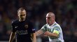 Kapitán Celticu Scott Brown v souboji se záložníkem Barcelony Iniestou
