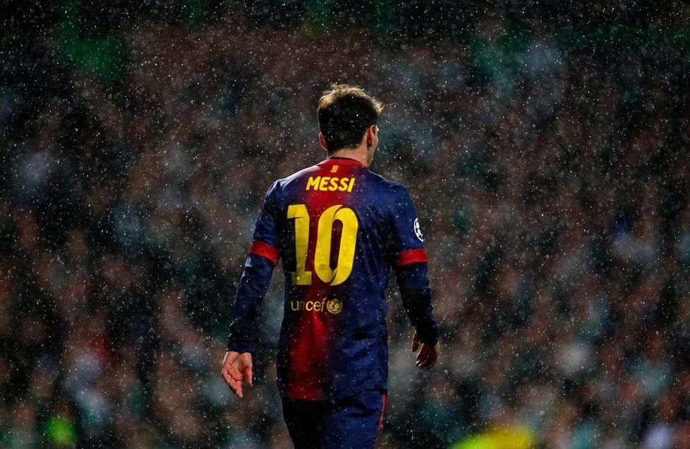 Velice příznivá zpráva letí k fanouškům Barcelony. Vedení klubu dnes oznámilo, že Lionel Messi zůstane hráčem katalánského klubu minimálně dalších pět a půl let. Argentinský útočník prodloužil smlouvu do léta 2018.