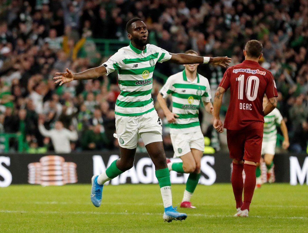 Odsonne Edouard z Celtiku Glasgow oslavuje svou trefu proti rumunské Kluži v 3. předkole Ligy mistrů