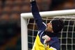 Gólman Juventusu Gianluigi Buffon boxuje míč na pondělním tréninku na stadionu Celtic Park. V úterý tam nastoupí k zápasu Ligy mistrů