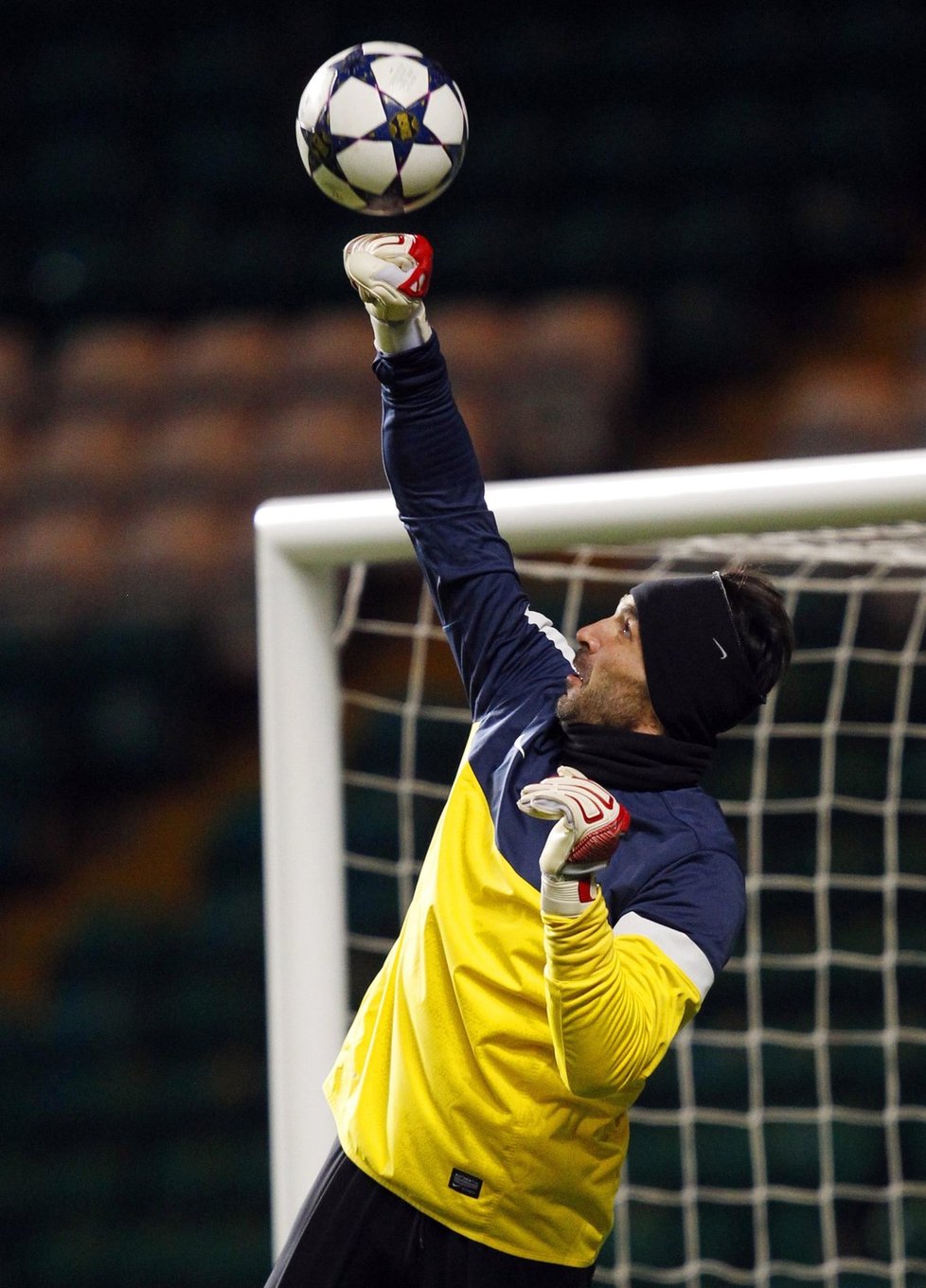 Gólman Juventusu Gianluigi Buffon boxuje míč na pondělním tréninku na stadionu Celtic Park. V úterý tam nastoupí k zápasu Ligy mistrů