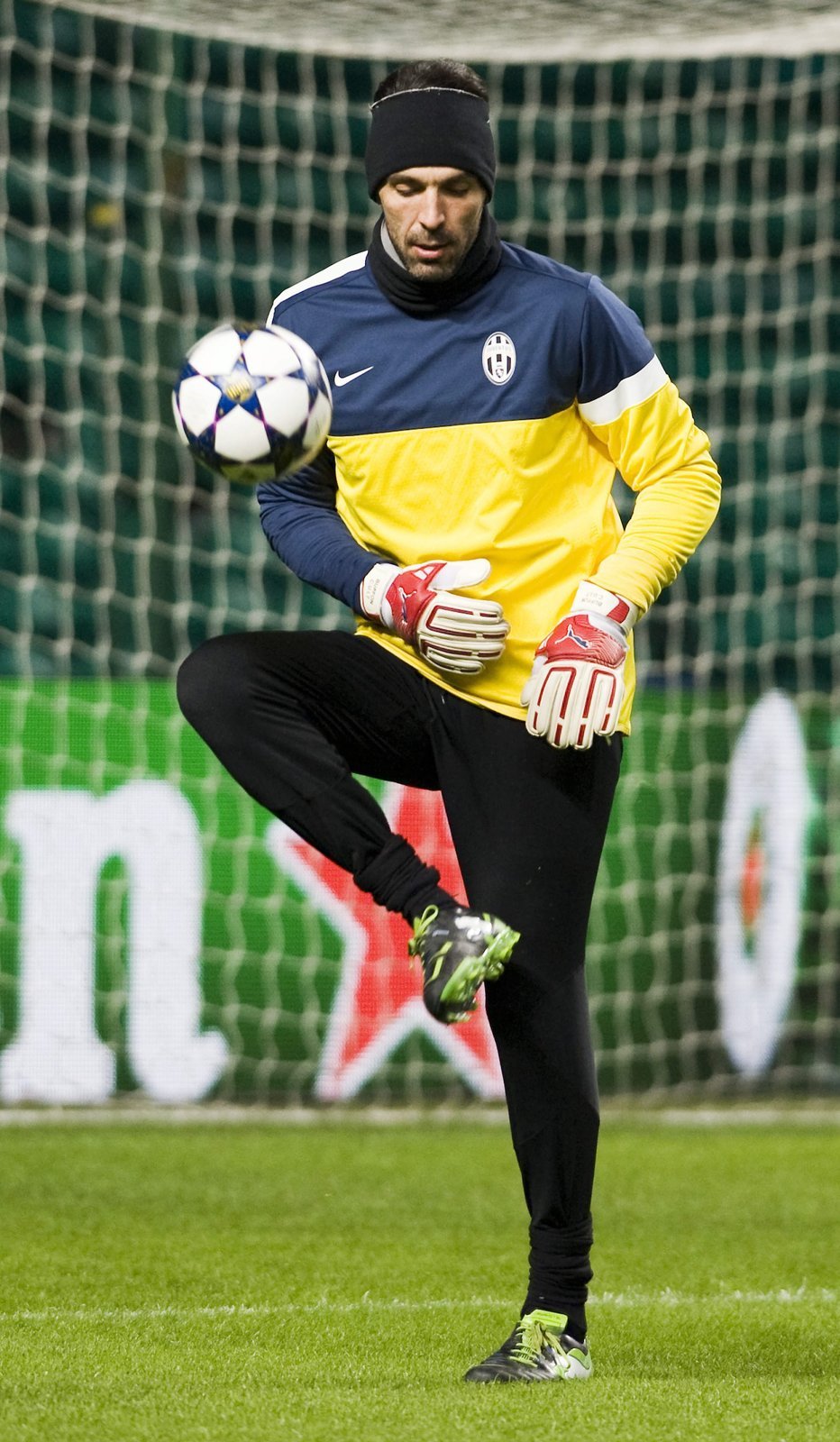 Gólman Juventusu Gianluigi Buffon odehrává míč na pondělním tréninku na stadionu Celtic Park. V úterý tam nastoupí k zápasu Ligy mistrů