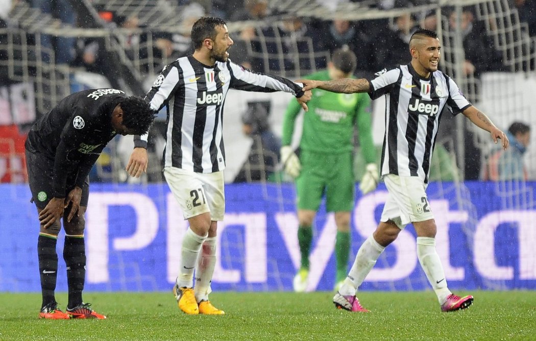 Fabio Quagliarella a Arturo Vidal slaví trefu prvně jmenovaného do sítě Celtiku Glasgow. Juventus v zápase hravě zvítězil 2:0