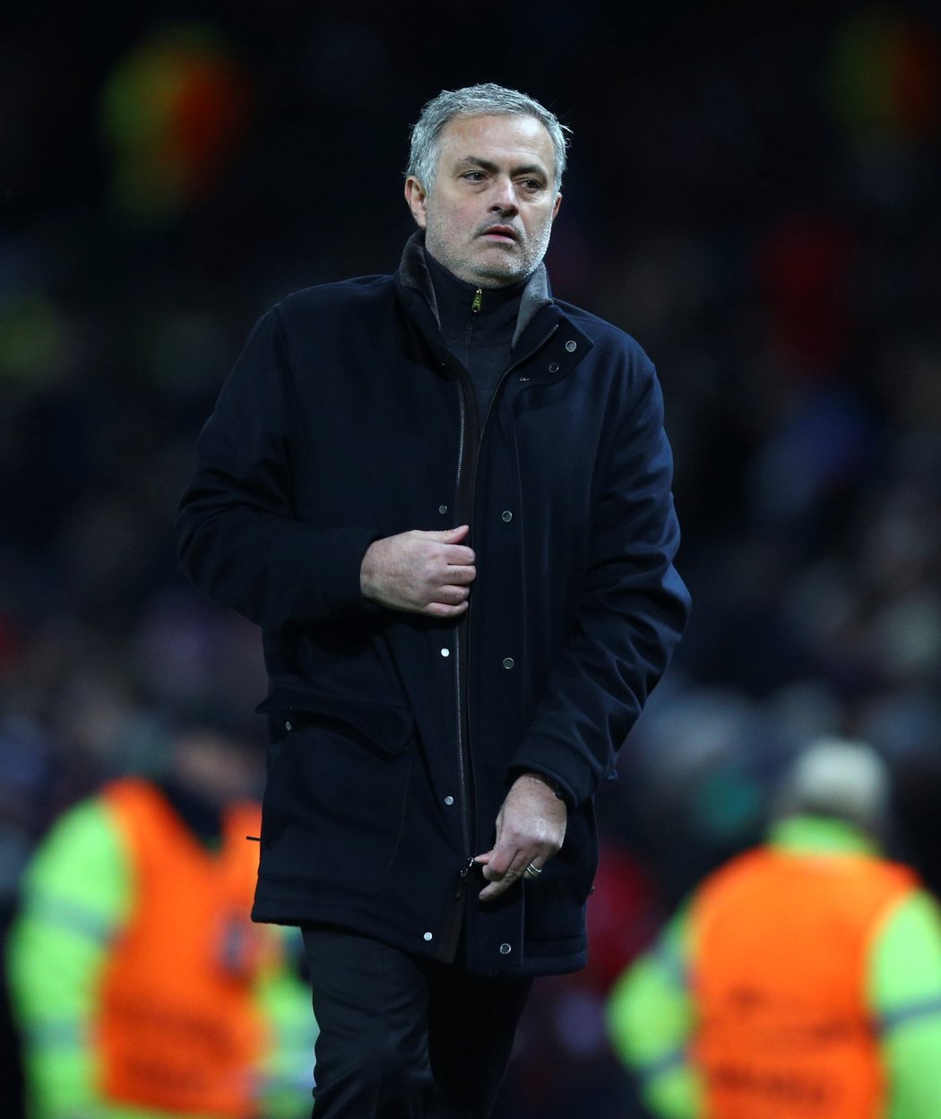 Zkroušený José Mourinho po domácí prohře 1:2 se Sevillou, která pro jeho svěřence z United znamenala vypadnutí z Ligy mistrů