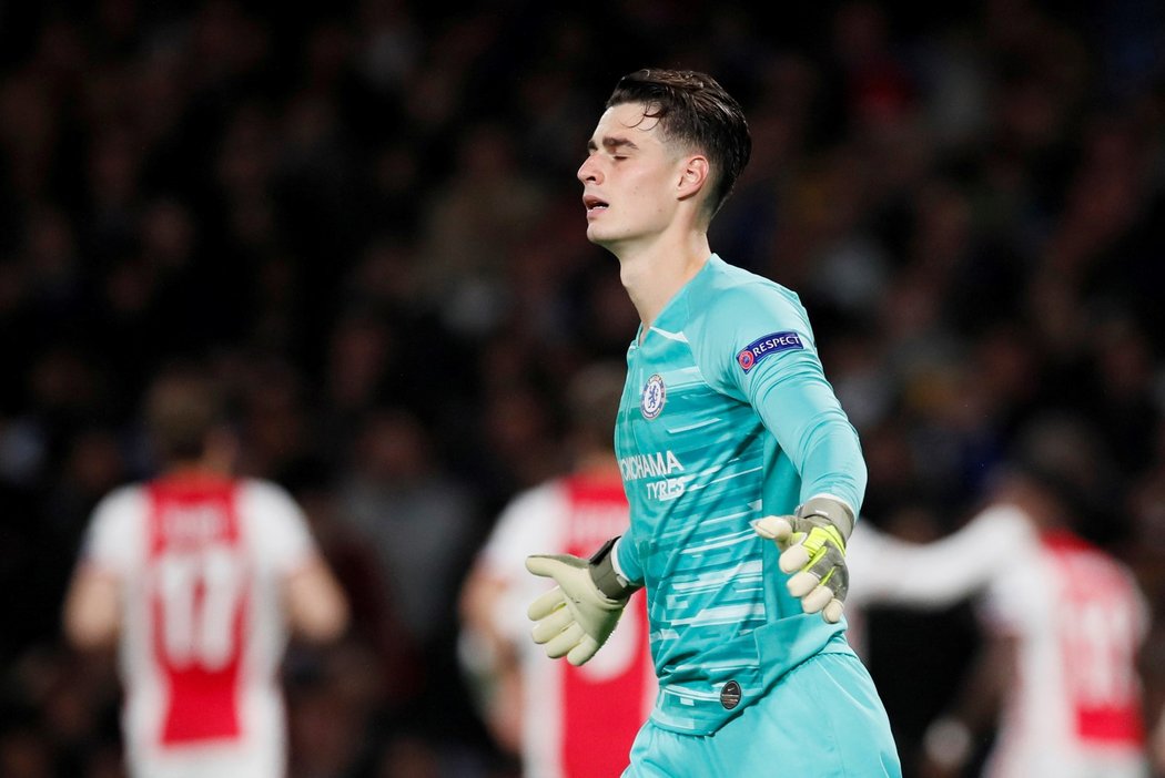 Gólman Chelsea Kepa Arrizabalaga po jedné z inkasovaných branek od Ajaxu