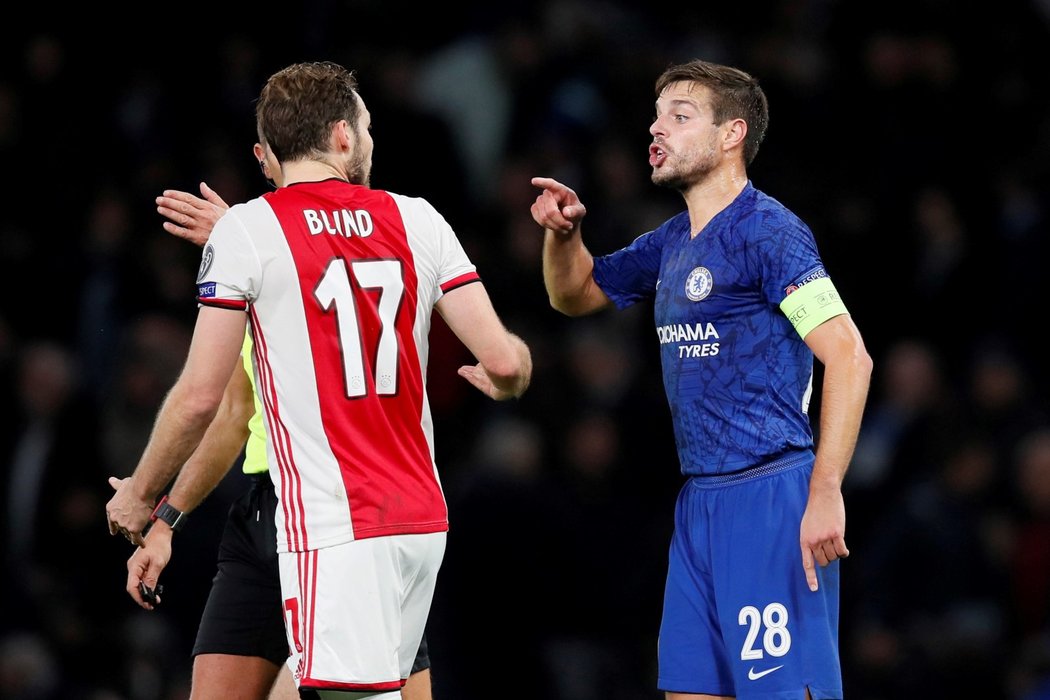 Cesar Azpilicueta (vpravo) během hádky s Daleym Blindem (vlevo) v zápase Chelsea s Ajaxem