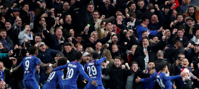 Fotbalisté Chelsea oslavují jednu z branek v utkání s Ajaxem