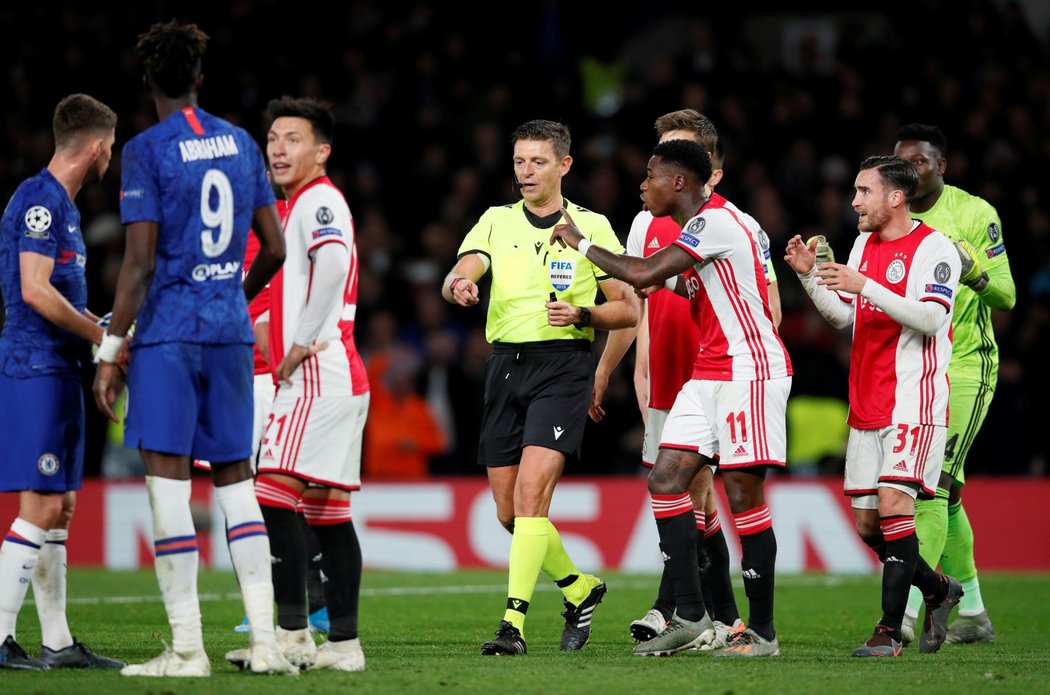 Sudí Gianluca Rocchi nařizuje penaltu pro Chelsea