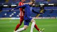 Timo Werner z Chelsea si kryje míč před Stefanem Savičem z Atlétika Madrid