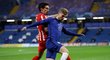 Timo Werner z Chelsea si kryje míč před Stefanem Savičem z Atlétika Madrid