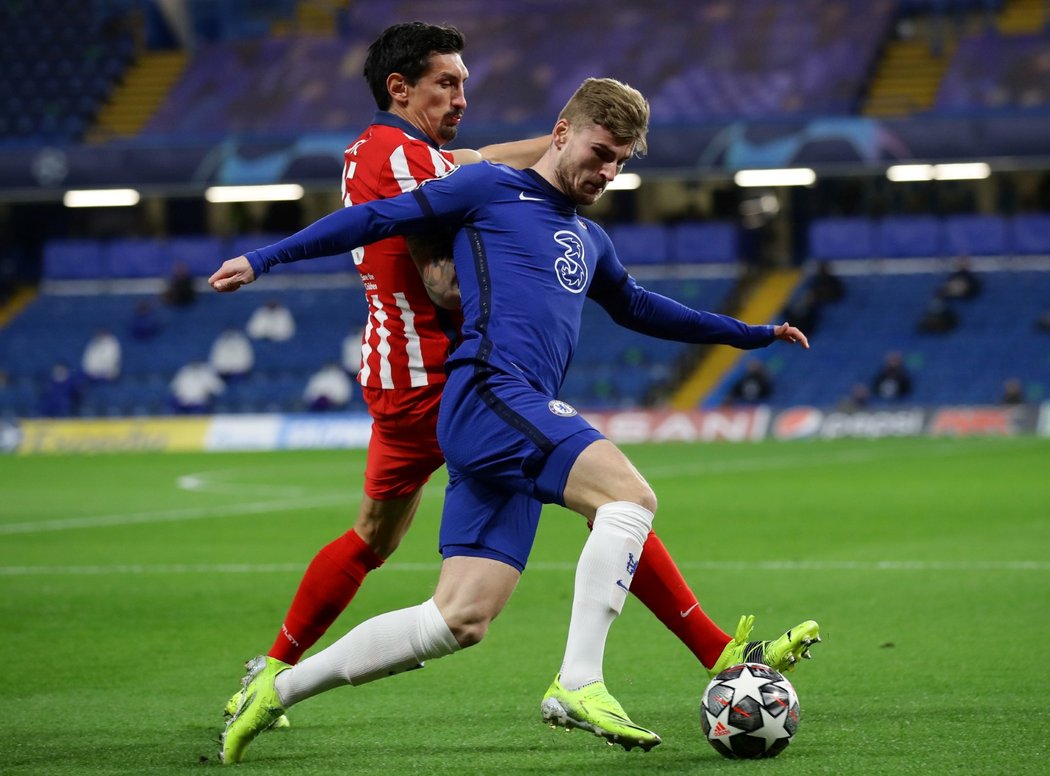 Timo Werner z Chelsea si kryje míč před Stefanem Savičem z Atlétika Madrid