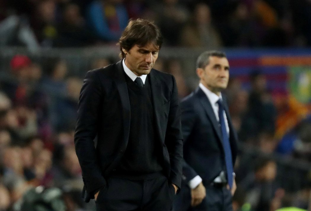 Zklamaný trenér Chelsea Antonio Conte po porážce od Barcelony