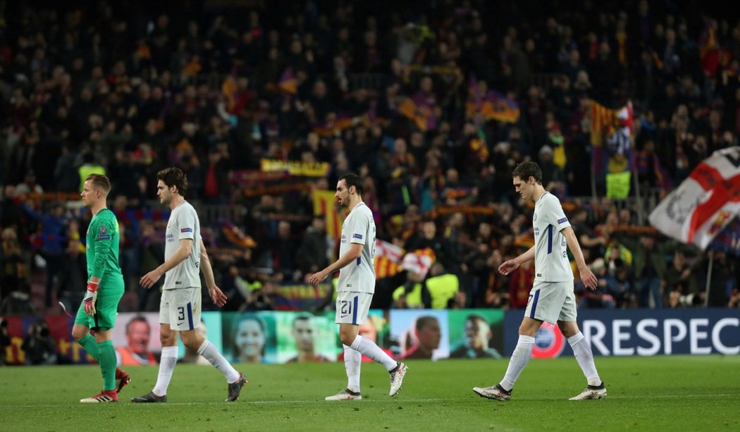 Zklamaní hráči Chelsea po vyřazení od Barcelony v osmifinále Ligy mistrů