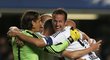 Fotbalisté Basileje objímají hrdinu Marka Strellera (vpravo), který rozhodl o výhře nad Chelsea