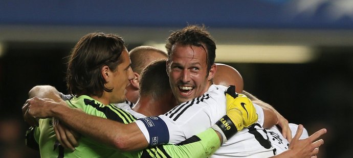 Fotbalisté Basileje objímají hrdinu Marka Strellera (vpravo), který rozhodl o výhře nad Chelsea