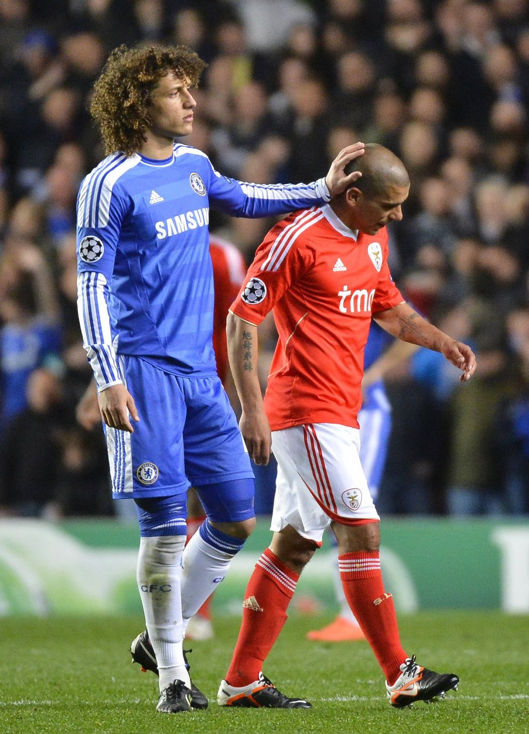 David Luiz (vlevo) utěšuje Maxiho Pereiru, který byl vyloučen