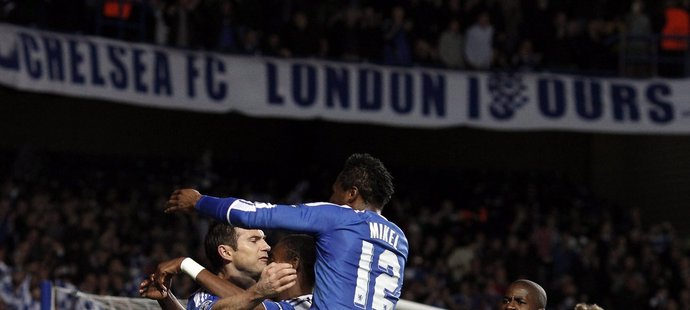 Fotbalisté Chelsea slaví gól Franka Lamparda proti Benfice