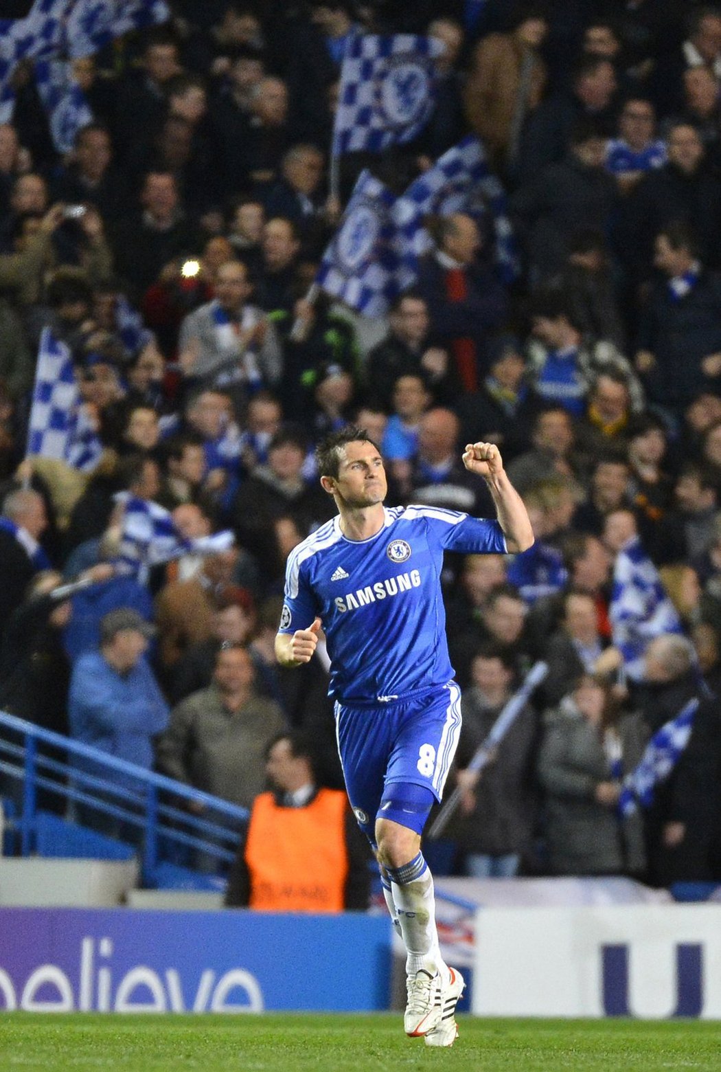 Frank Lampard se raduje z gólu, kterým poslal Chelsea proti Benfice do vedení