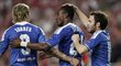 Je to tam! Chelsea se raduje, po akci Torrese vstřelil jediný gól úvodního čtvrtfinále Ligy mistrů proti Benfice Lisabon Salomon Kalou