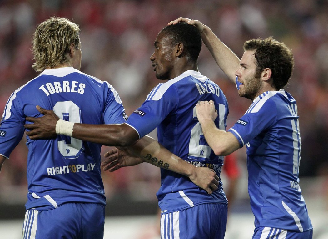 Je to tam! Chelsea se raduje, po akci Torrese vstřelil jediný gól úvodního čtvrtfinále Ligy mistrů proti Benfice Lisabon Salomon Kalou