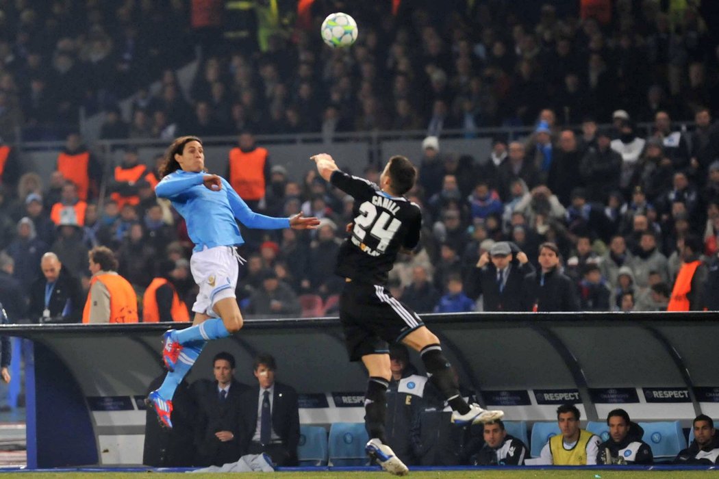 Cavani a Cahill svádí vzdušný souboj.