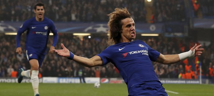 David Luiz slaví gól do sítě AS Řím při utkání Ligy mistrů.