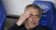 Kouč Chelsea Jose Mourinho jakoby při zápase s Dynamem Kyjev nemohl věřit svým očím