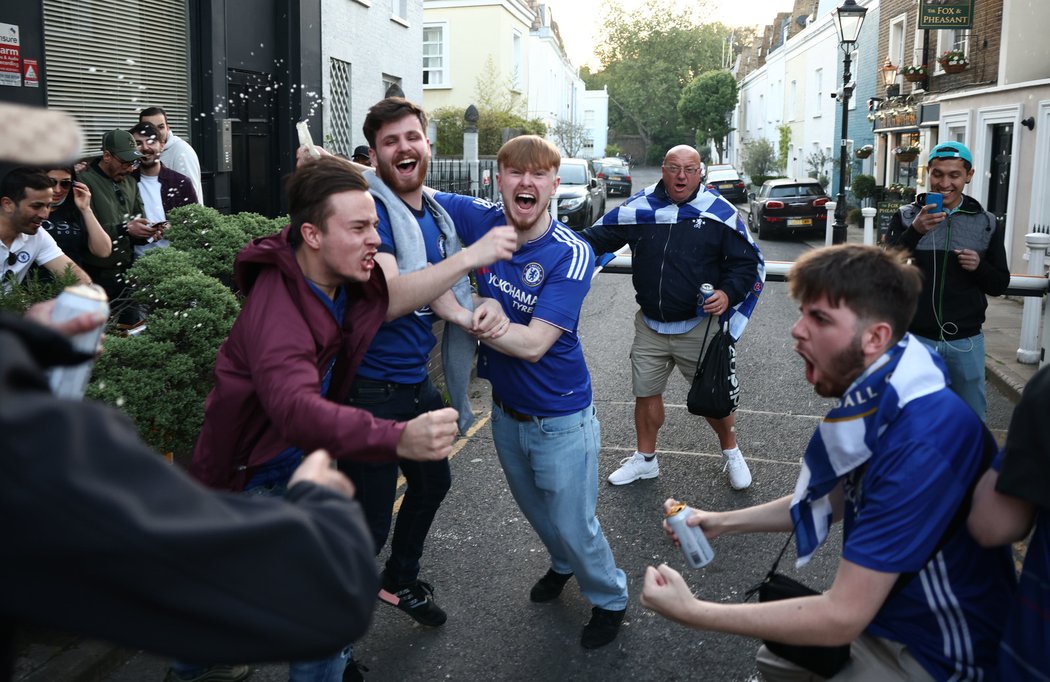 Nadšení fanoušků Chelsea v ulicích Londýna  po prvním gólu