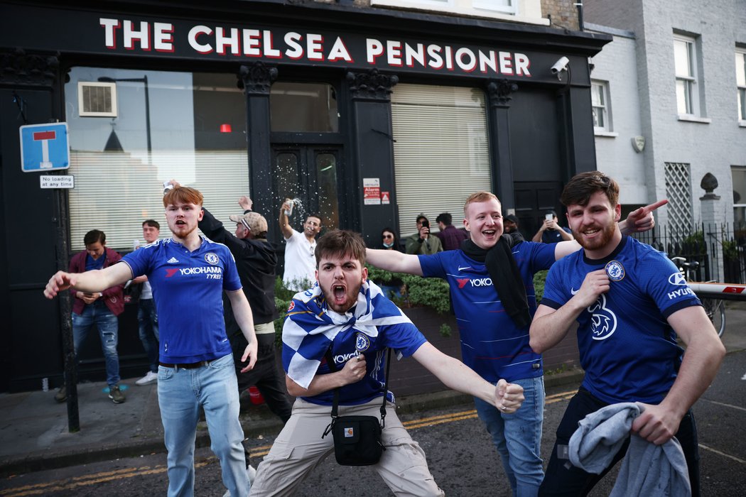 Nadšení fanoušků Chelsea v ulicích Londýna  po prvním gólu