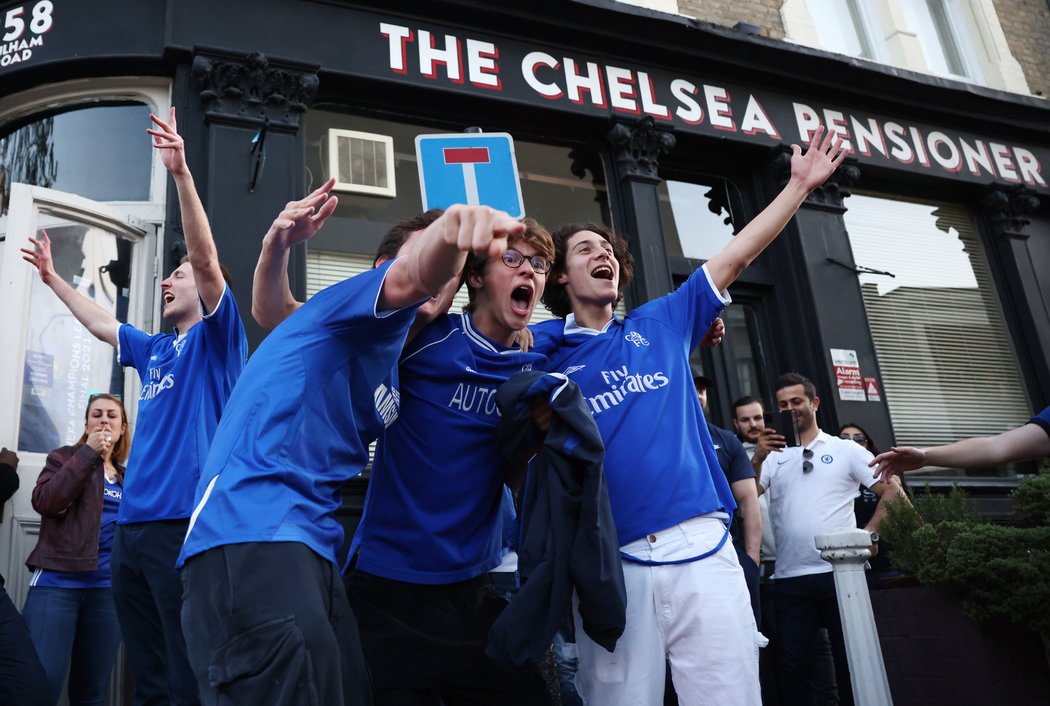 Nadšení fanoušků Chelsea v ulicích Londýna  po prvním gólu