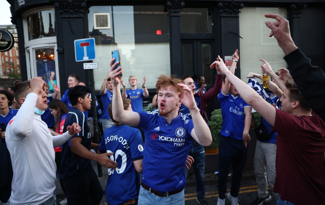 Nadšení fanoušků Chelsea v ulicích Londýna  po prvním gólu