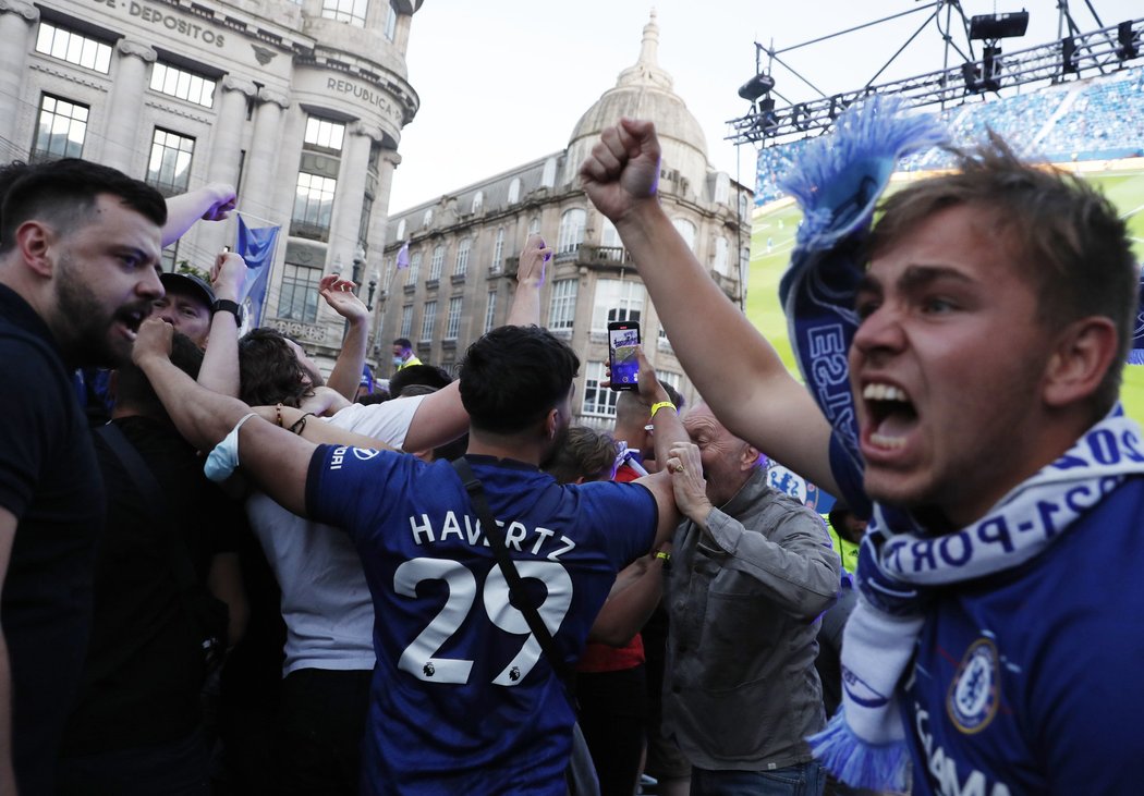 Nadšení fanoušků Chelsea v ulicích Londýna  po prvním gólu