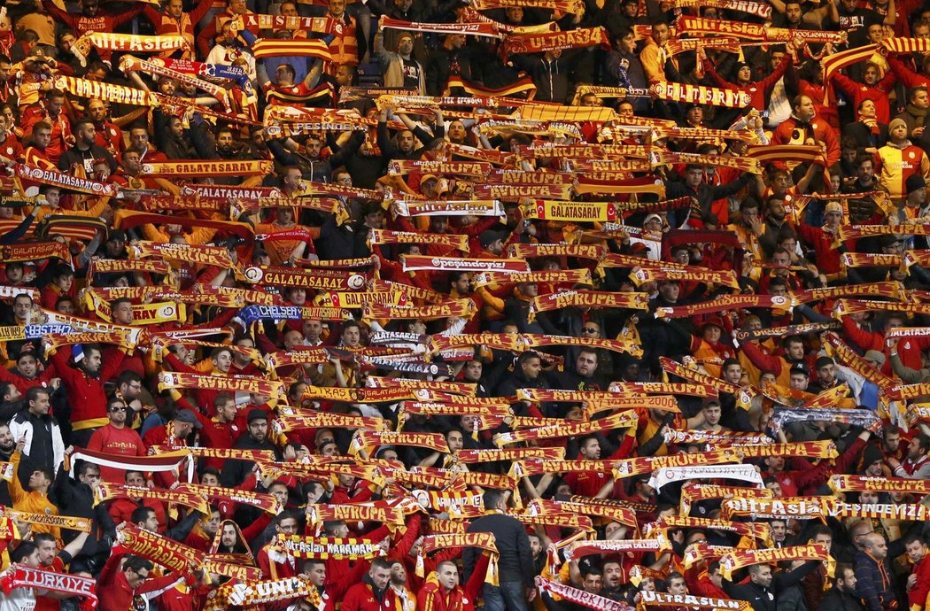Fanoušci Galatasaraye Istanbul na Stamford Bridge před odvetou osmifinále Ligy mistrů s Chelsea