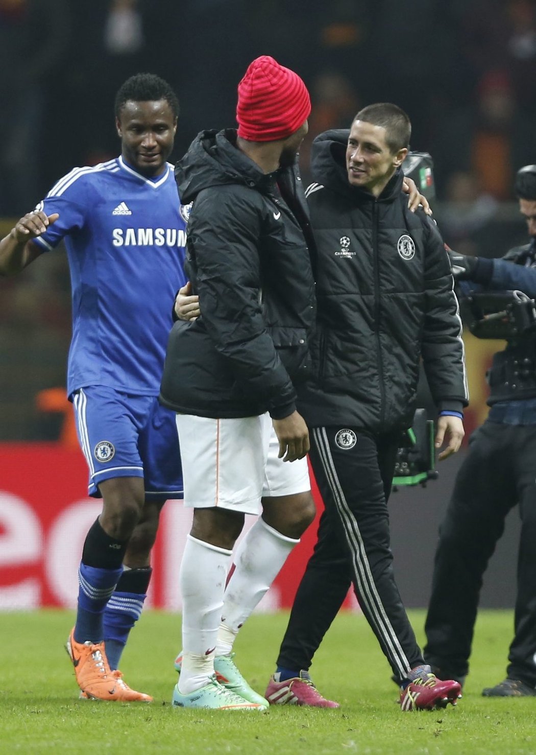 Didier Drogba z Galatasaraye Istanbul se objímá s Fernandem Torresem z Chelsea po prvním osmifinále Ligy mistrů