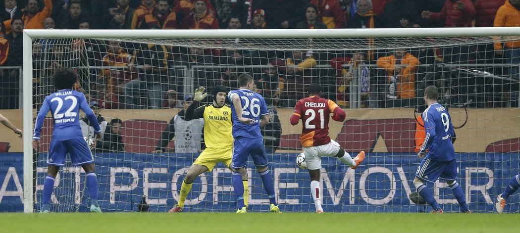 Petr Čech sleduje, jak Aurélien Chedjou srovnává na 1:1 v osmifinále Ligy mistrů mezi Galatasarayem a Chelsea