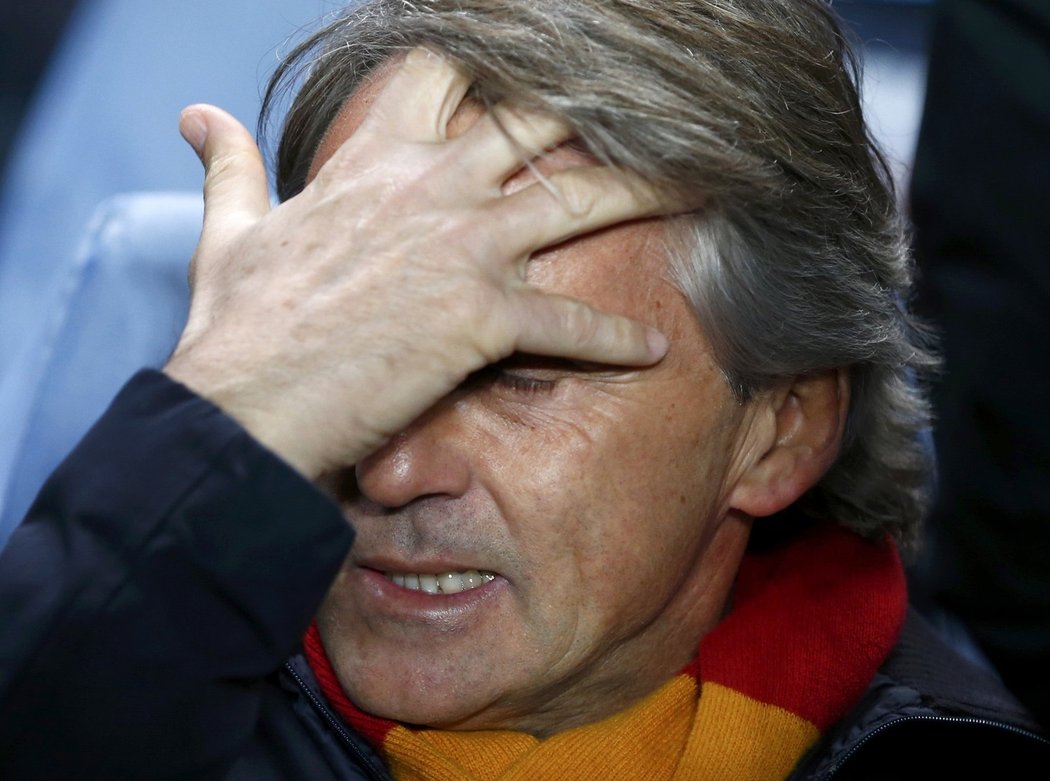 Kouč Galatasaraye Istanbul Roberto Mancini se chytá za hlavu v průběhu osmifinále Ligy mistrů proti Galatasarayi