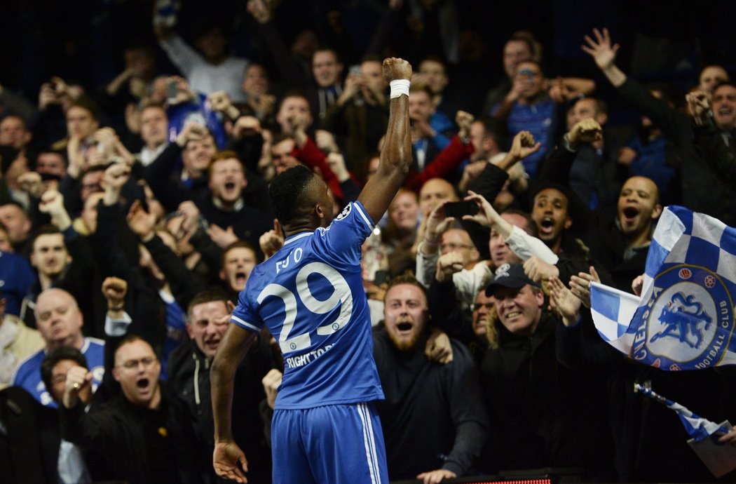 Samuel Eto&#39;o slaví s fanoušky Chelsea svou trefu do sítě Galatasaraye Istanbul