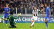 Fotbalista Juventusu Giovinco překonává gólmana Chelsea Petra Čecha, Juventus vyhrál v Lize mistrů nad Chelsea 3:0