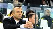 Roberto di Matteo zamyšleně sleduje duel své Chelsea na hřišti Juventusu