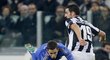 Hráč Chelsea Eden Hazard padá v zápase Ligy mistrů po zákroku Leonarda Bonucciho