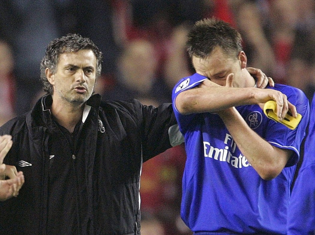 José Mourinho utěšuje Johna Terryho po prohře 0:1 s Liverpoolem v semifinále Ligy mistrů