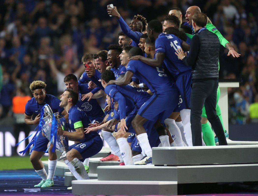 Fotbalisté Chelsea s trofejí pro vítěze Ligy mistrů