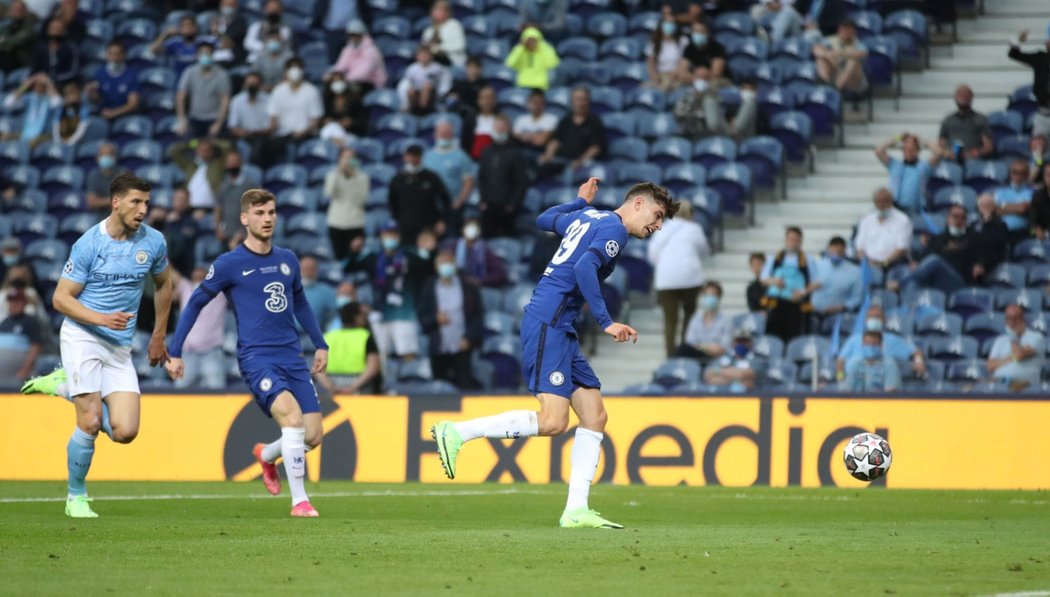 Kai Havertz posílá Chelsea do vedení 1:0 ve finále Ligy mistrů s Manchesterem City