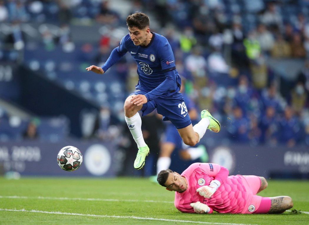 Kai Havertz posílá Chelsea do vedení 1:0 ve finále Ligy mistrů s Manchesterem City