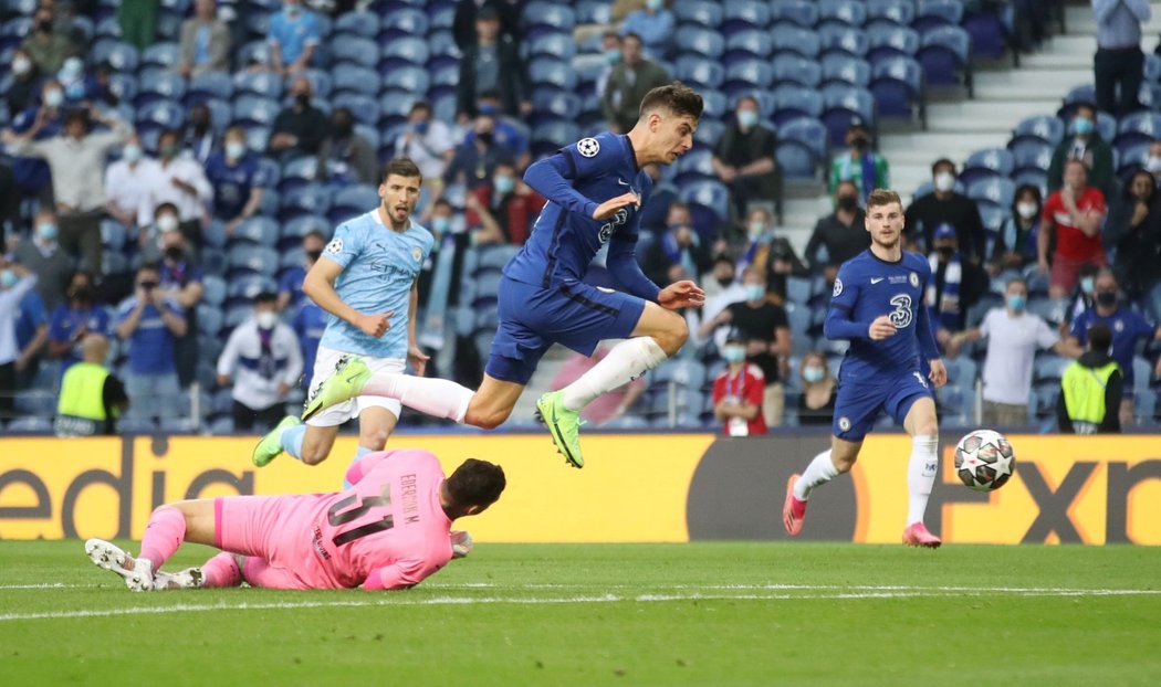 Kai Havertz posílá Chelsea do vedení 1:0 ve finále Ligy mistrů s Manchesterem City