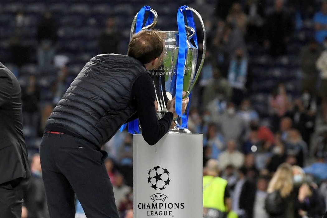 Trenér Chelsea Thomas Tuchel s trofejí pro vítěze Ligy mistrů