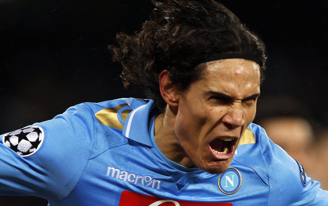 Edinson Cavani oslavuje jeho branku do sítě Petra Čecha.